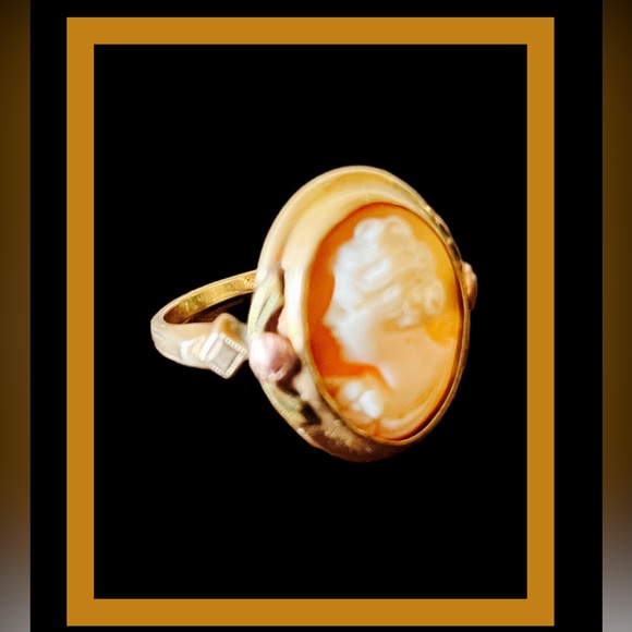 Vintage 10K Yellow Gold Cameo Ring - Picture 5 of 9